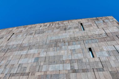 Mumok cephesi ve logosu, Viyana Modern Sanat Müzesi mavi 