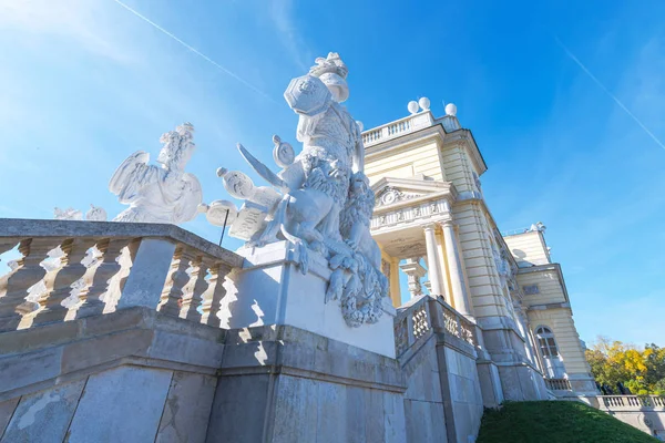 Closeup of the statues in white at Gloriette in the Shoenbrunn p — Stock Photo, Image