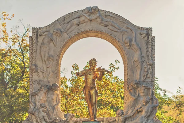 维也纳Stadtpark一座金色约翰 · 斯特劳斯纪念碑 — 图库照片