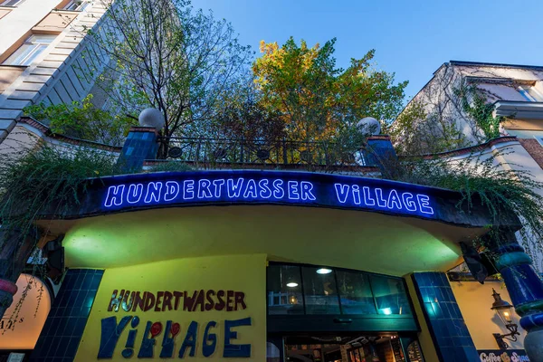 Panneau village Hundertwasser en bleu néon à l'entrée — Photo