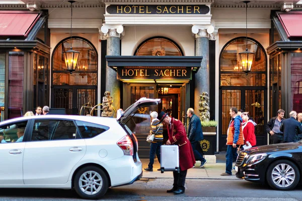 Deurman krijgt bagage van autorunk naar Hotel Sacher in Wenen — Stockfoto
