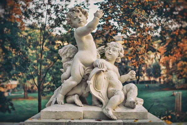 维也纳Burggarten的三个孩子或樱桃的雕塑 — 图库照片