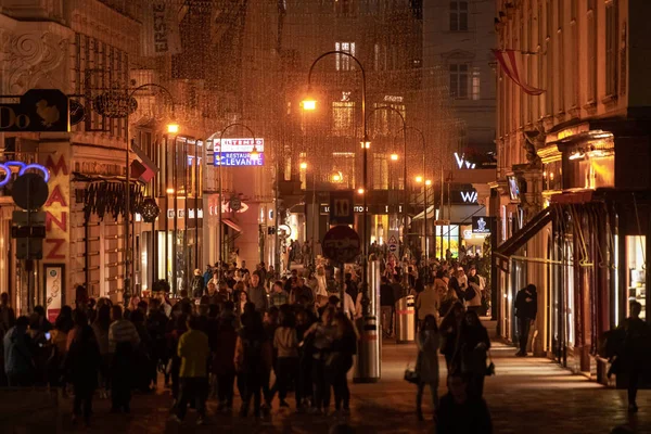 Ocupada calle de compras en Viena durante las horas de la noche en otoño — Foto de Stock