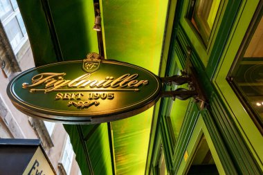 Viyana 'daki Wollzeile restoranında Figlmuller' ın önünde imza atın.