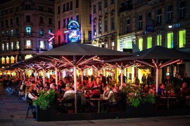 Viyana, Avusturya, 23 Ekim 2019: Bir Viyana Bar Kafe 'nin renkli terasında elektrikli ısıtıcılarla ısıtılan insanlar.