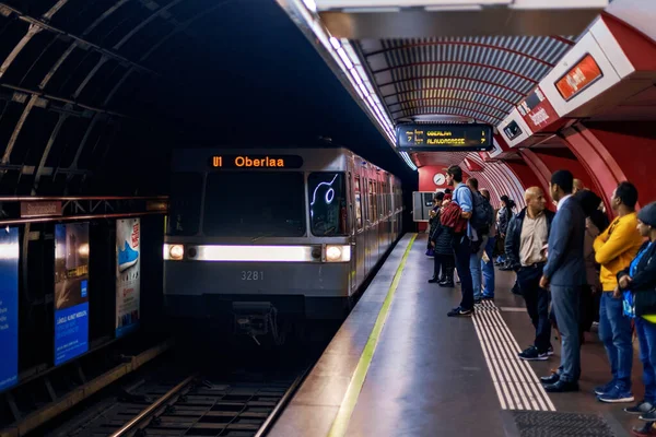 Subwaystation Stephansplatz with a train going to Oberlaa — Stock Photo, Image