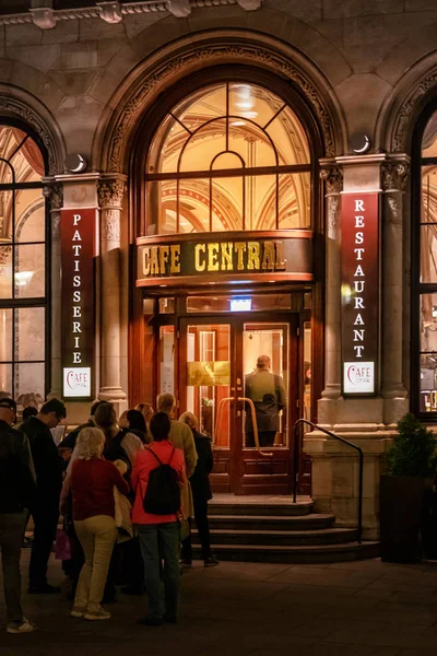 Populaire Cafe Central que in Wenen tijdens een warme herfstavond — Stockfoto