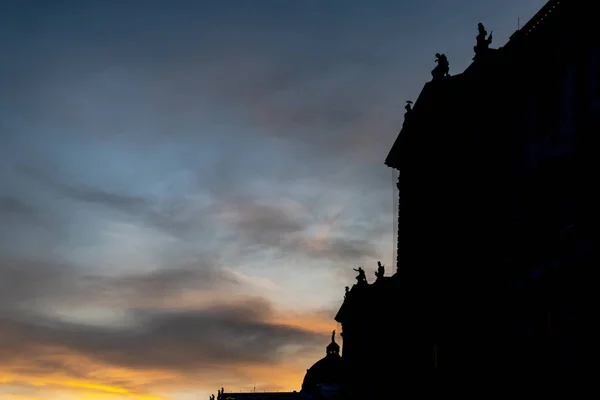 Színes naplemente és egy sziluett a Neue Burg épület — Stock Fotó