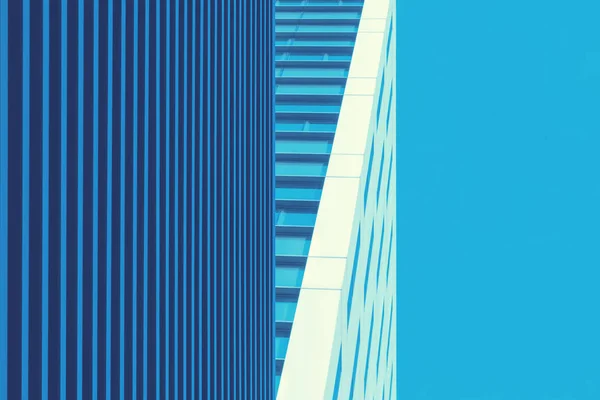 Αρχιτεκτονική άποψη ενός κτιρίου σε μπλε με ευθείες γραμμές, abs — Φωτογραφία Αρχείου