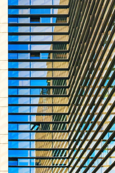 Архитектурный вид на стеклянное здание с прямыми линиями Лицензионные Стоковые Фото