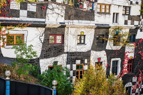 Hundertwasser house, Hundertwasserhaus - apartment house, idea a — Stock Photo, Image