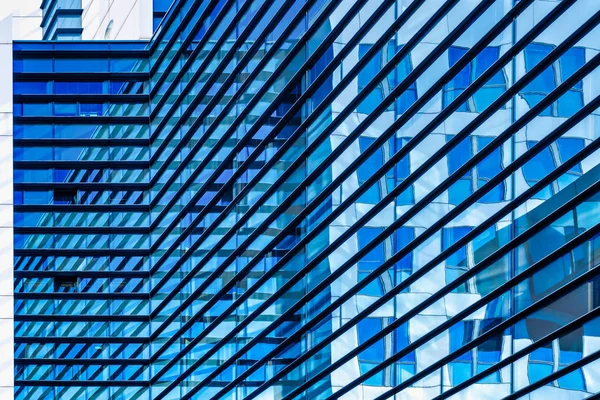 Zicht op het glazen gebouw met reflecties in het blauw tijdens een zon Rechtenvrije Stockafbeeldingen
