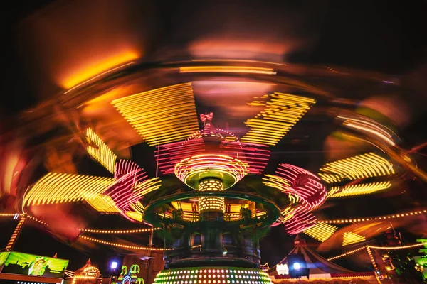 Carosuell colorido em movimento em uma feira de diversão — Fotografia de Stock