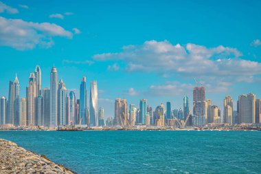 Güneşli bir günde Dubai marina bölgesine bakın.
