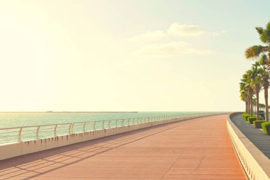 Okyanus kıyısında kırmızılı yürüyüş, güneşli bir havada egzersiz için iyidir.