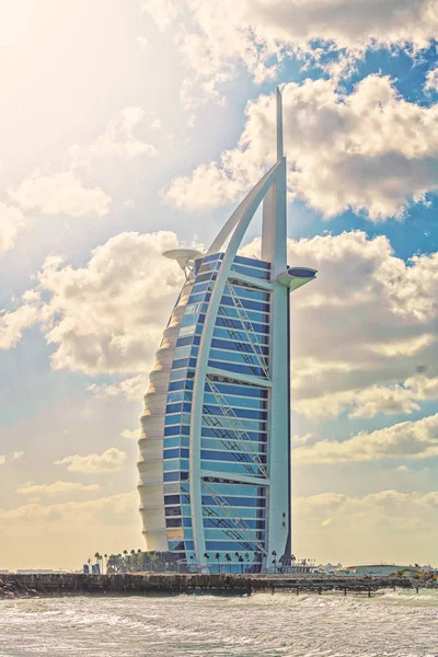 Vista en el Burj Al Arab, hotel de siete estrellas con nubes en backgr —  Fotos de Stock
