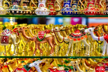 Deira Gold Souq 'un penceresindeki küçük dromedary hatıraları.