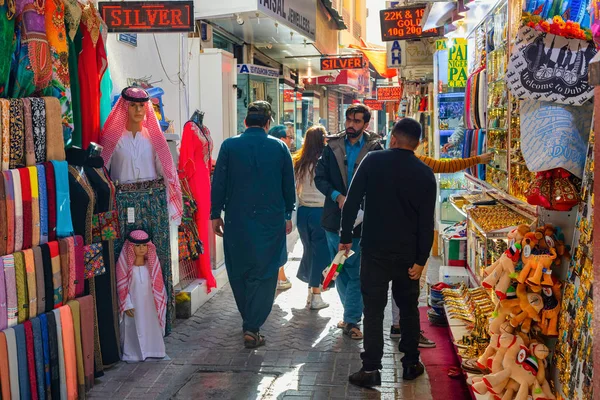 Gångväg vid Deira turistområde med smycken, kläder och — Stockfoto