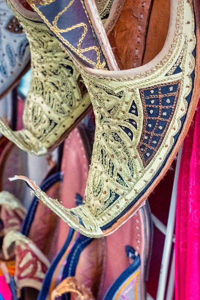 Ornamented oriental shoes in closeup at the Deira bazaar — Stock Photo, Image