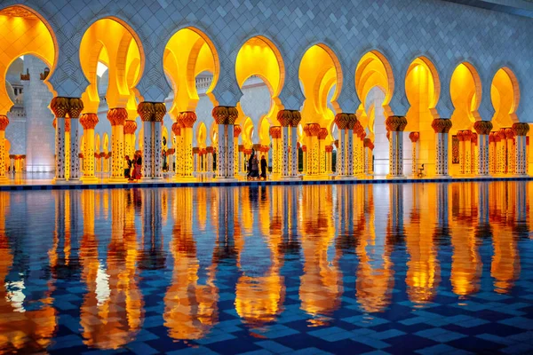 Reflections of the golden walkway inside the Sheikh Zayed Mosque — Stock Photo, Image