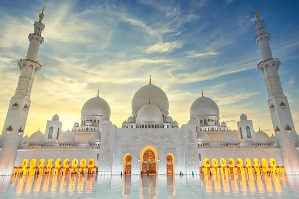 View of Sheikh Zayed Grand Mosque during sunset in bright colors — Stock Photo, Image