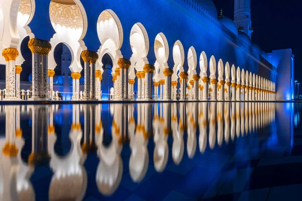 Reflections in water of the walkway inside the Sheikh Zayed Mosq — Stock Photo, Image