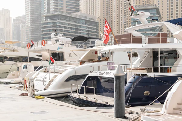 Yachts packed tight togheter at the Dubai marina with highrise r — Stock Photo, Image