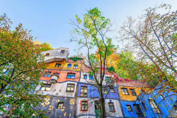 Casa de Hundertwasser, fachada colorida com árvores em crescimento durante um — Fotografia de Stock