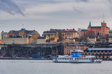 Stockholm, İsveç - Şubat 2020: Hollanda Kraliyet Donanması 'ndan Hnlms Zeeleeuw denizaltısı Sl banliyö feribotuyla Stockholm Limanı' ndan geçti..