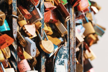 VİANNA, AUSTRIA, ECTOBER 25, 2019: Viyana 'daki Kahlenberg Tepesi' nde çitlerle çevrili aşk kilitlerinin kapatılması