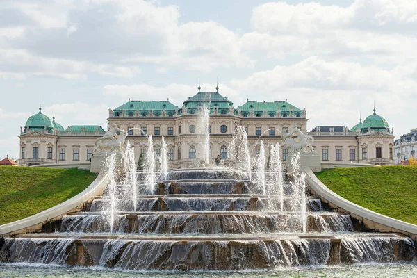 ウィーン オーストリア 2019年10月25日 正面に噴水のあるベルヴェデーレ宮殿 — ストック写真