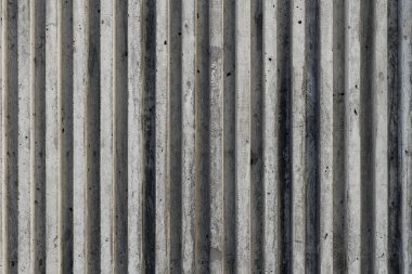 Beton duvar ve yapısıyla pürüzlü hatlar. Gri ve yıpranmış. Arkaplan dokusu kadar iyi.