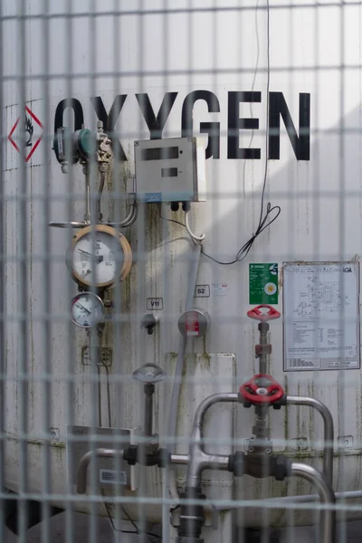 Huddinge Sweden エイプリル社2020年13月13日 ハドヒンジ病院外の大型酸素タンク ストックフォト