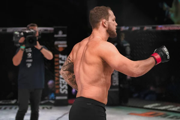 Uberlegene Herausforderung 20 Zwischen Marthin Hamlet Nor Und Prince Auonallah Fra Athletisch Stark Stock Photo 327279562