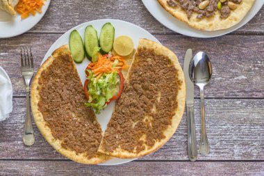 Dilimlenmiş Suriye Manakish tabak