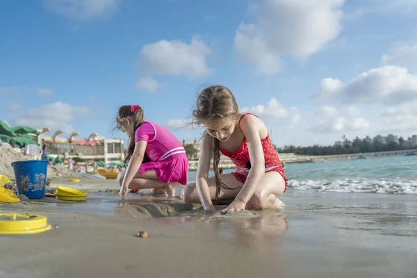 两个女孩在海滩玩 — 图库照片