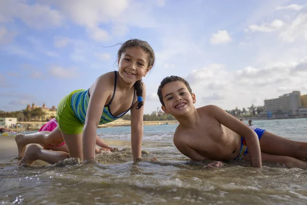 Two Kids Playing at Beach — Stock Photo, Image