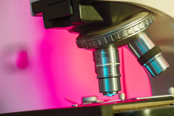 Microscopio de laboratorio médico — Foto de Stock
