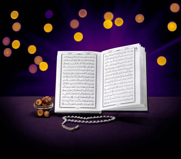 Open Holy Quran Book With Rosary and Dates — Stock Photo, Image
