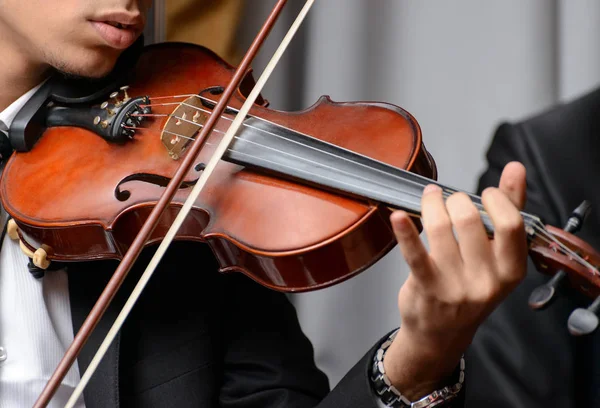 Violinista tocando uma sinfonia — Fotografia de Stock