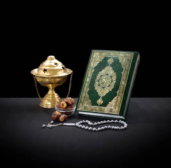 Quran mit Rosenkranz, Zensor und Daten — Stockfoto