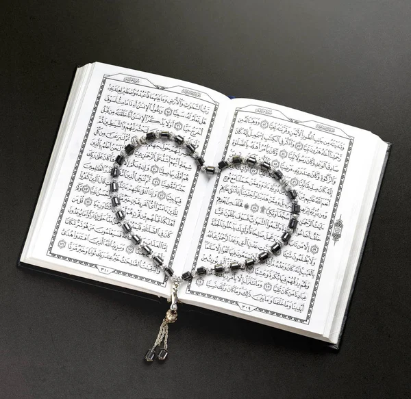 Heiliges Buch von Qran mit herzförmigem Rosenkranz — Stockfoto
