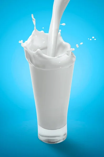 Despejar Splash de leite em vidro — Fotografia de Stock