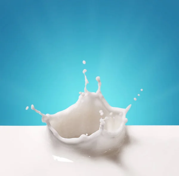 Splash de leite em Ciano — Fotografia de Stock