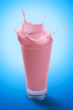 Bir bardak çilek Milkshake sıçrama