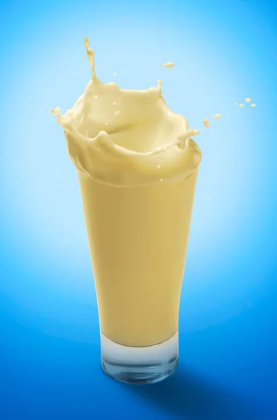 グラスの中のバナナのミルクセーキのスプラッシュ — ストック写真