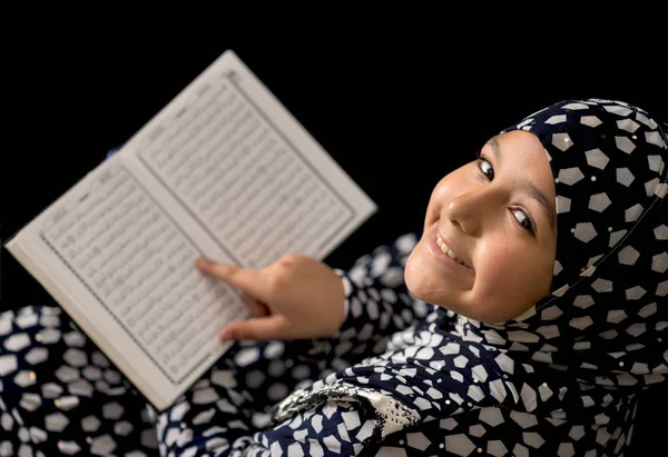 Muslim Girl Membaca Quran — Stok Foto