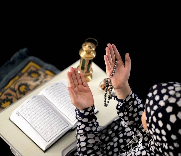 Muslim Girl Praying — Stock Photo, Image