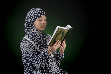 Müslüman kız okuma Kur'an-ı Kerim