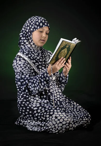 Young Muslim Girl Reading Quran — Stock Photo, Image